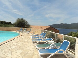 Utendørsbasseng og et oppvarmet basseng