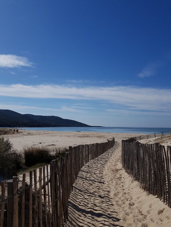 Nær stranden og solsenger