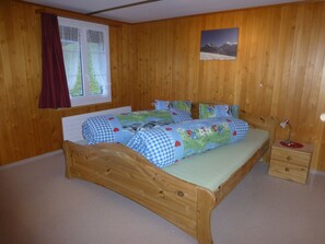 4 bedrooms, travel crib, free WiFi, bed sheets
