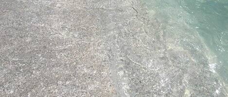 Nær stranden og strandhåndklær