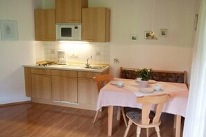 Kühlschrank, Mikrowelle, Wasserkocher mit Kaffee-/Teezubehör, Toaster