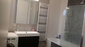 Hair dryer, towels - T2 NEW DESIGN TEAM AND FURNITURE (Marseille)
