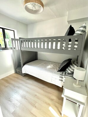 3 bedrooms, iron/ironing board, bed sheets