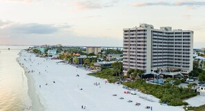 On the beach - Beach Vacay With View! Direct Beach Access, Pool, Bar, Restaurant! (Fort Myers Beach)