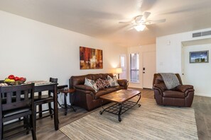 Smart-TV, DVD-Player, Bücher, Videothek