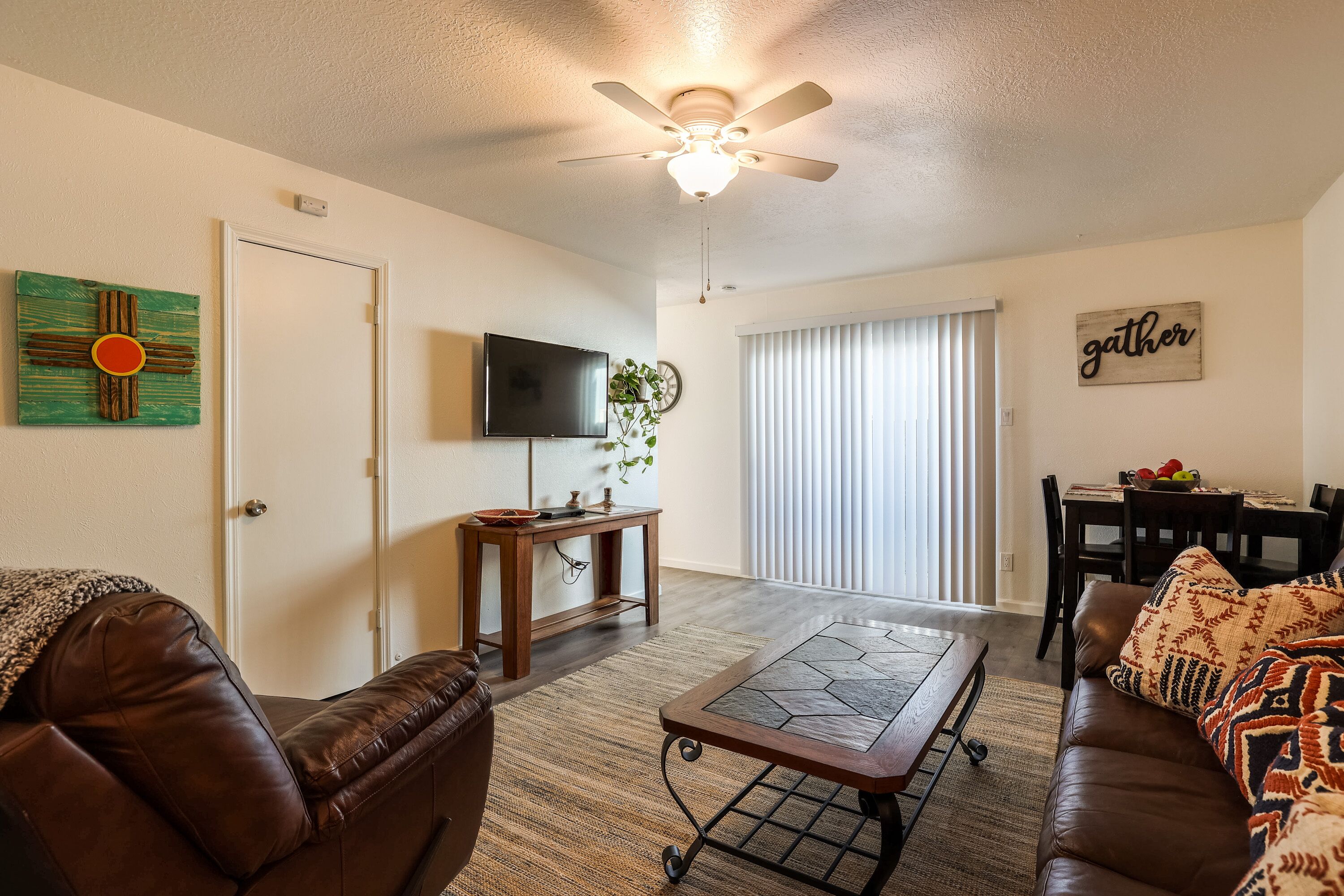 Smart-TV, DVD-Player, Bücher, Videothek