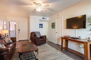 Smart-TV, DVD-Player, Bücher, Videothek