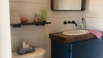 Een haardroger, handdoeken, zeep, toiletpapier