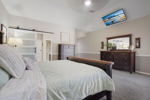 5 bedrooms, desk, iron/ironing board, travel crib - Gated Community -Poolside Paradise with lake view and lots of amenities to enjoy (Spring)