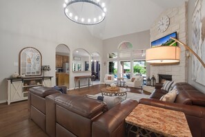 تلفزيون ذكي، مدفأة، تنس طاولة، كُتُب