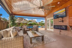 Smart TV, fireplace, table tennis, books - Gated Community -Poolside Paradise with lake view and lots of amenities to enjoy (Spring)