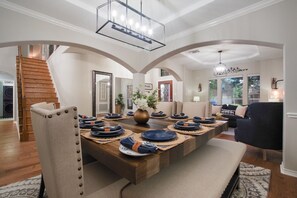 Dining - Gated Community -Poolside Paradise with lake view and lots of amenities to enjoy (Spring)