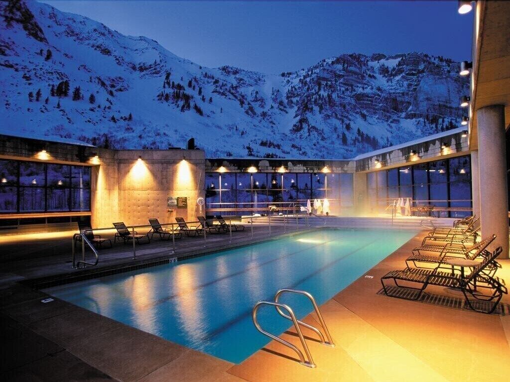 Alberca techada y alberca al aire libre