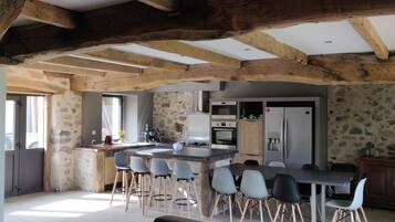 Réfrigérateur, micro-ondes, four, plaque de cuisson