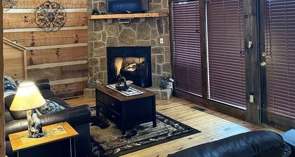 Mountain Views and rustic charm Sleeps 6 Hot Tub, Firepit, Pool Table