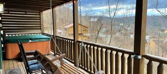 Mountain Views and rustic charm Sleeps 6 Hot Tub, Firepit, Pool Table