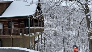 Une cabane en bois dotée d’un porche et d’une enseigne sur laquelle on peut lire : « L’appel des montagnes ».