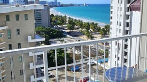 Un balcón con vista despejada a la playa y al océano.