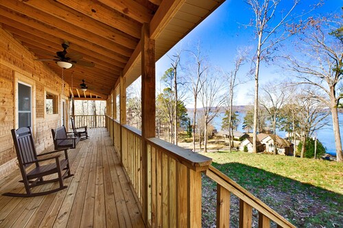 New Listing - Cabin on Lake Guntersville