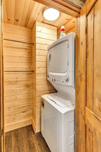 "New Lake Cabin in an Incredibly Quiet Setting"