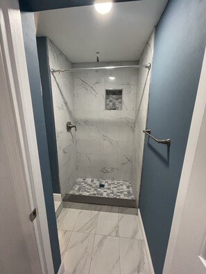 Douche, sèche-cheveux, serviettes fournies, savon