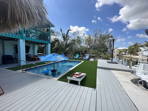 The most setup home in BPK TIKI HUT,POOL ,GRILL ,CANAL FRONT, FREE UNLIMITED ICE