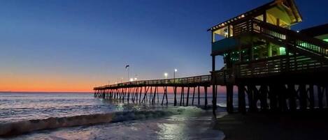 在海灘附近、躺椅、沙灘巾