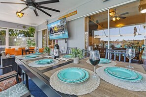 Dining - Stunning Waterfront Oasis - Bikes, Kayaks, Pool & Spa, and much more! - Villa X-Ta-Sea - Roelens (Cape Coral)