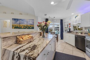 Fridge, microwave, oven, stovetop - Stunning Waterfront Oasis - Bikes, Kayaks, Pool & Spa, and much more! - Villa X-Ta-Sea - Roelens (Cape Coral)