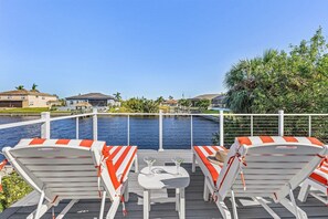 Terrace/patio - Stunning Waterfront Oasis - Bikes, Kayaks, Pool & Spa, and much more! - Villa X-Ta-Sea - Roelens (Cape Coral)
