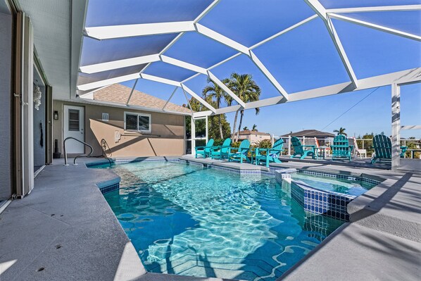 A heated pool - Stunning Waterfront Oasis - Bikes, Kayaks, Pool & Spa, and much more! - Villa X-Ta-Sea - Roelens (Cape Coral)