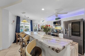 Fridge, microwave, oven, stovetop - Stunning Waterfront Oasis - Bikes, Kayaks, Pool & Spa, and much more! - Villa X-Ta-Sea - Roelens (Cape Coral)