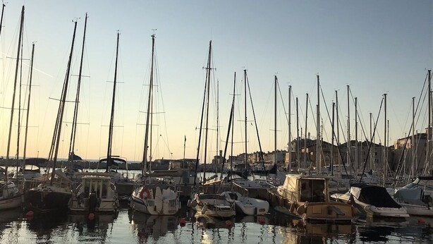 A marina with numerous sailboats docked, surrounded by buildings. - Three Mermaids House, Piran (Piran)