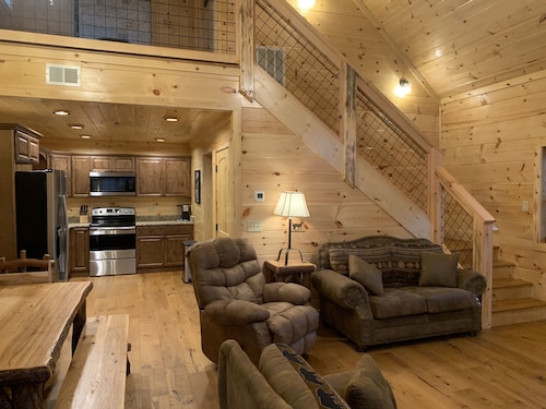 Cozy Cabin With Fire Pit and Private Hot Tub