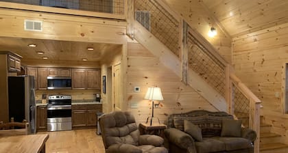 Cozy Cabin With Fire Pit and Private Hot Tub