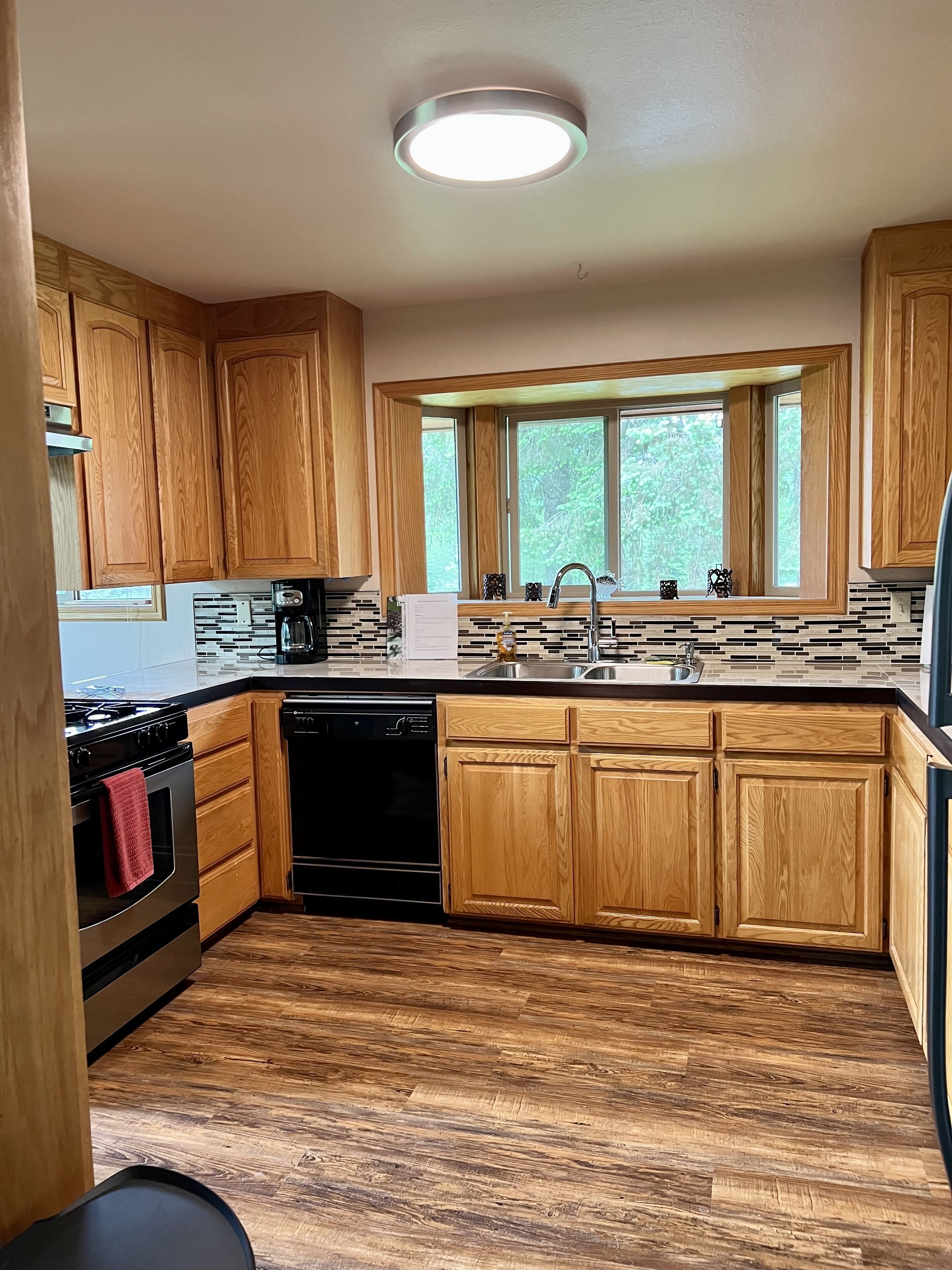 Jääkaappi, mikroaaltouuni, uuni, liesi