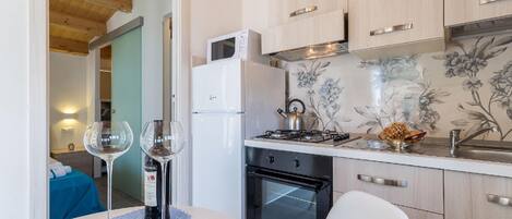 冷蔵庫、電子レンジ、オーブン、コンロ