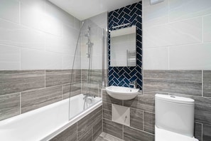 Bañera con ducha, secador de pelo, toallas