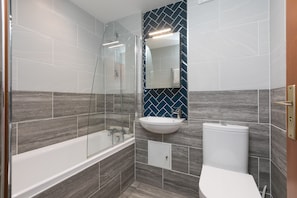 Ensemble baignoire-douche, séchoir à cheveux, serviettes fournies
