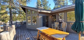 Outdoor dining - Your Own Sunriver Lodge on the Edge of the Forest - A/C -10 SHARC Passes!! (Sunriver)