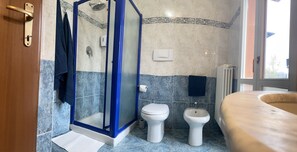 Douche, sèche-cheveux, bidet, serviettes fournies