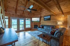 Smart TV y chimenea 