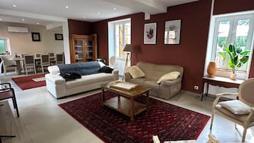 Télévision, lecteur de DVD, table de tennis de table, livres