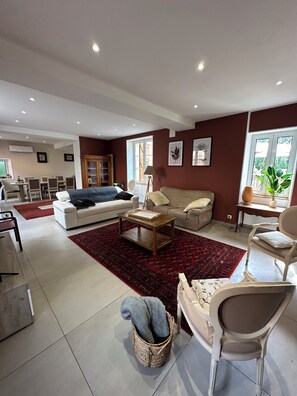 Televisión, reproductor de DVD, tenis de mesa y libros 