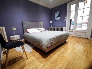 6 bedrooms, iron/ironing board, free WiFi, bed sheets