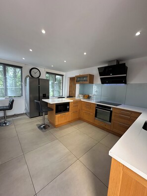 Refrigerador, microondas, horno y parrilla de estufa 