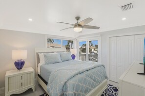 6 bedrooms, free WiFi, bed sheets, wheelchair access - Luxury WaterFront Pool Home, Beach Parking, Kayaks SUP's Bikes Pool/PingPong Tbl (Marco Island)