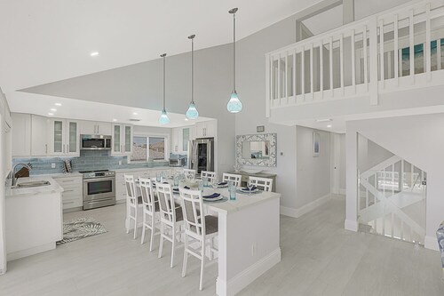 Luxury WaterFront Pool Home, Beach Parking, Kayaks SUP's Bikes Pool/PingPong Tbl