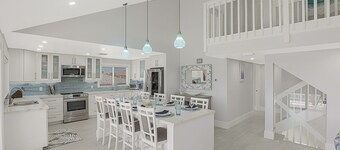 Luxury WaterFront Pool Home, Beach Parking, Kayaks SUP's Bikes Pool/PingPong Tbl