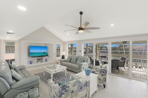 Smart TV, foosball, table tennis, books - Luxury WaterFront Pool Home, Beach Parking, Kayaks SUP's Bikes Pool/PingPong Tbl (Marco Island)